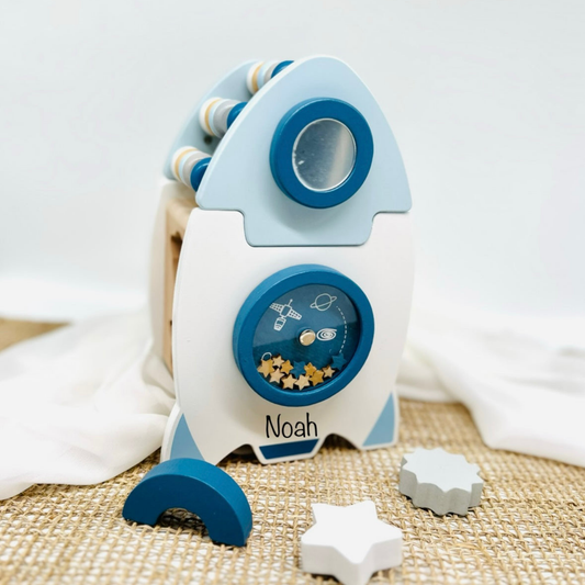 Weltraumrakete aus Holz mit Gravur des Namen - einzigartigliebe