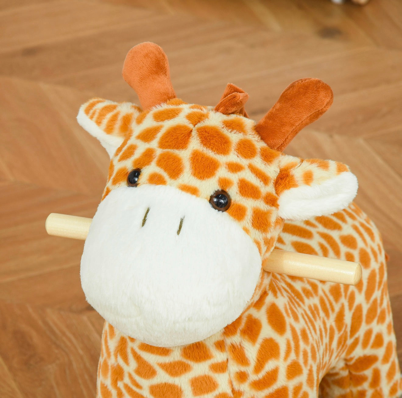 Niedliches Giraffen Schaukeltier für Kinder aus Holz und Plüsch in Naturfarben, Geschenk für Kinder ab 3 Jahren