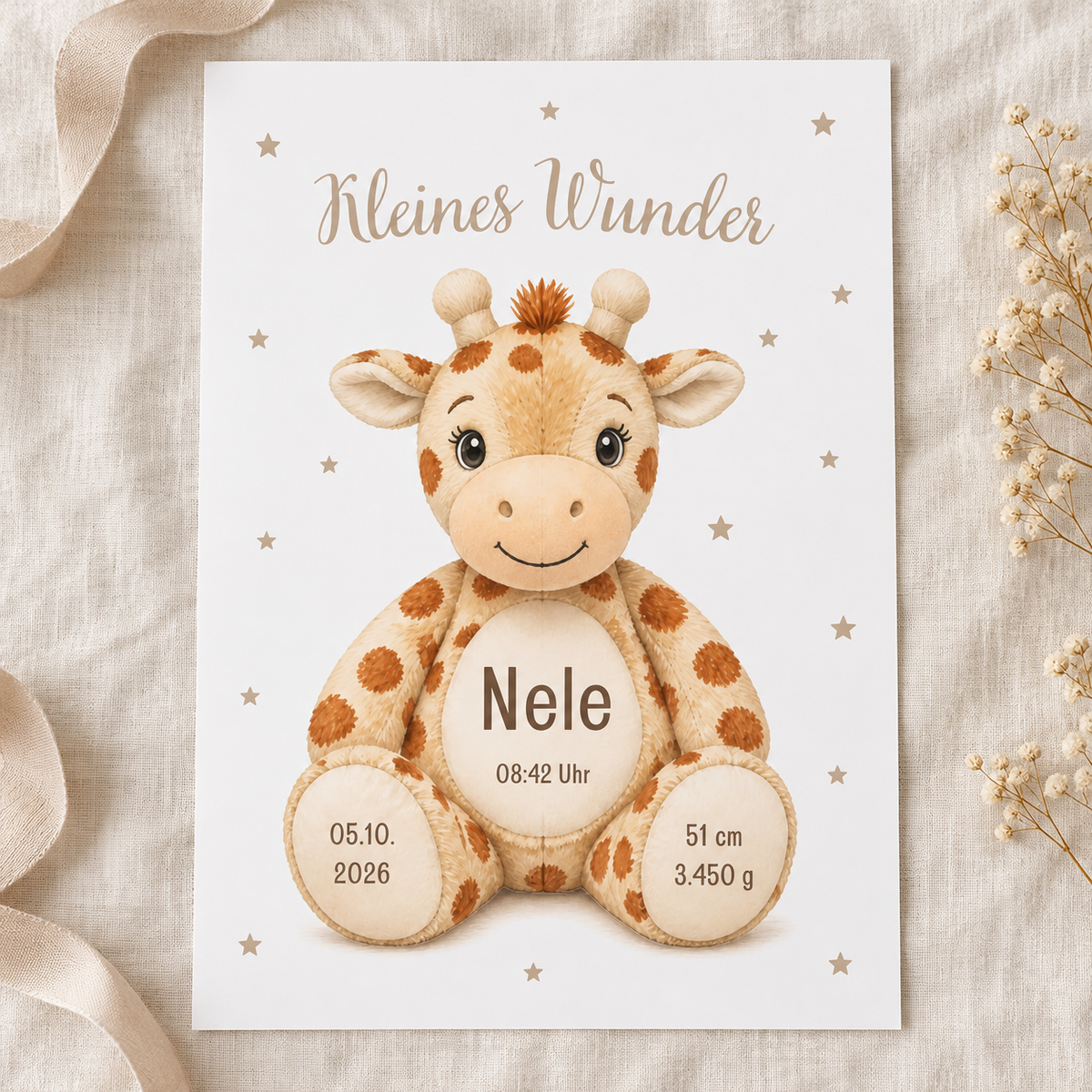 Personalisiertes DIN-A4-Geburtsposter „Kleines Wunder“ mit Giraffe, Name Nele und Geburtsdaten – Poster ohne Rahmen auf hellem Stoff