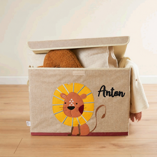 Personalisierte Aufbewahrungsbox mit Löwenmotiv und gerade ausgerichtetem Namen Anton in schwarzer Flockfolie