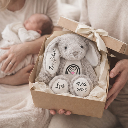 Personalisiertes Geburtsgeschenk – Kuscheltier Hase mit Name, Geburtsdatum & Regenbogen-Herz
