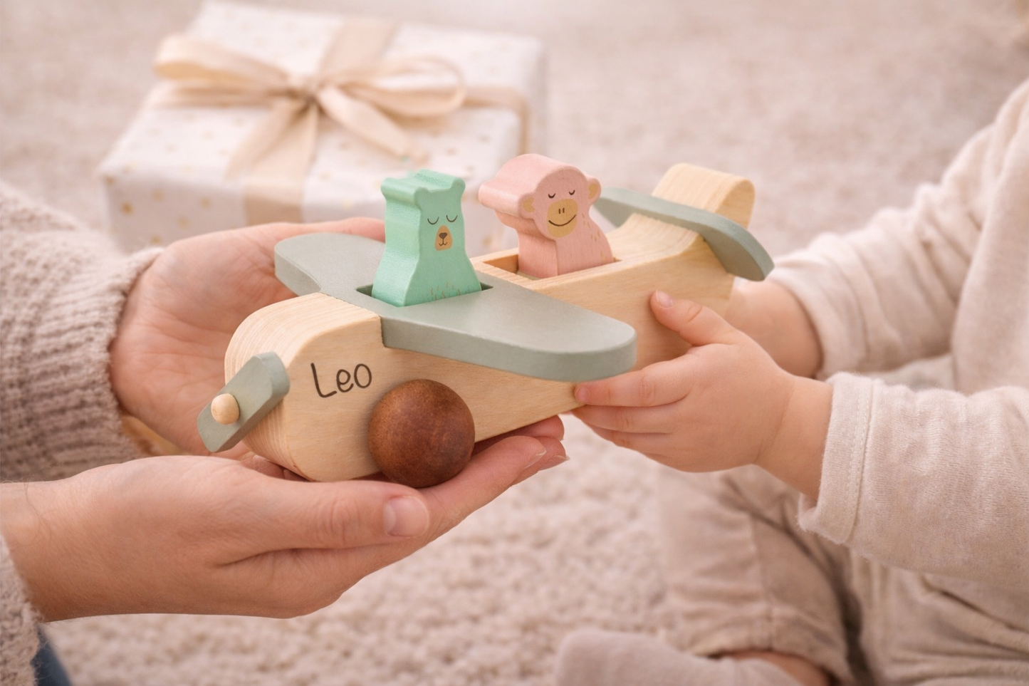 Flugzeug aus Holz mit Gravur - Holzspielzeug für Kinder