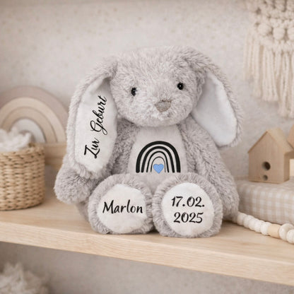 Personalisiertes Geburtsgeschenk – Kuscheltier Hase mit Name, Geburtsdatum & Regenbogen-Herz