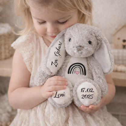 Personalisiertes Geburtsgeschenk – Kuscheltier Hase mit Name, Geburtsdatum & Regenbogen-Herz