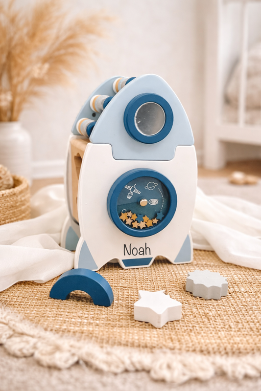 Weltraumrakete aus Holz mit Gravur des Namen