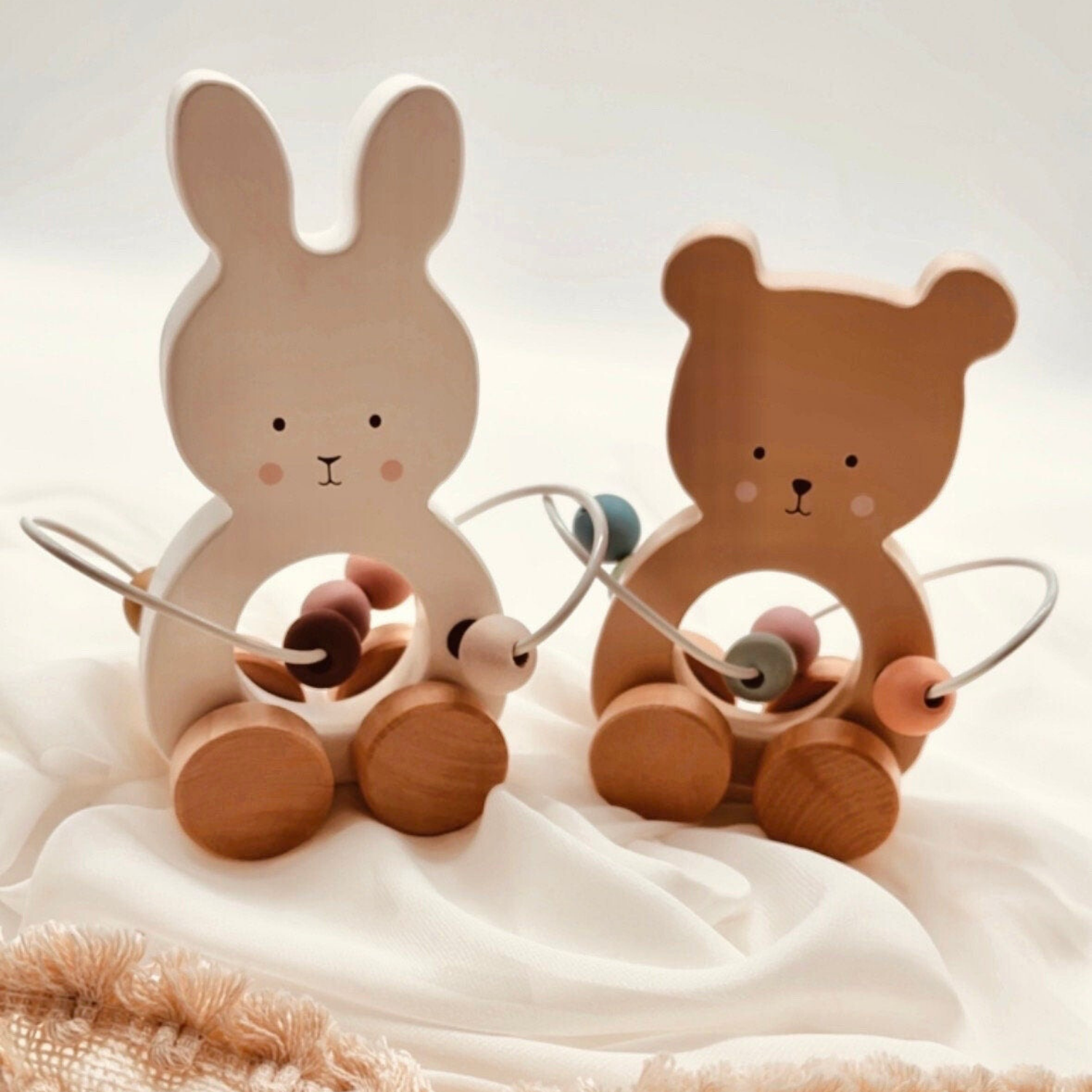 Kleines Spielzeug personalisiert / Hase oder Teddy - einzigartigliebe