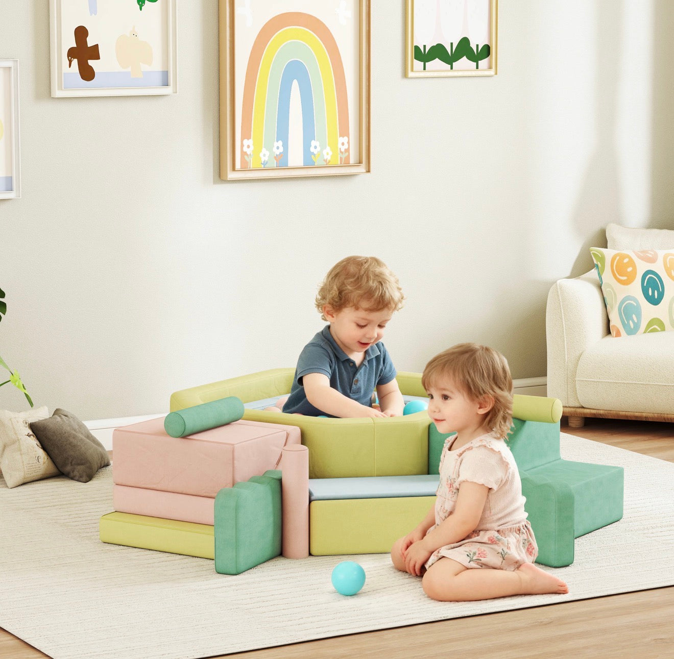 Bällebad für Kinder mit bunten Bällen und weichen Spielmodulen im Kinderzimmer