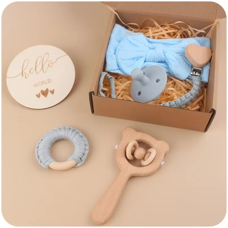 Baby Geschenkset in Blau mit Rassel, Beißring, Stirnband und Schnullerkette