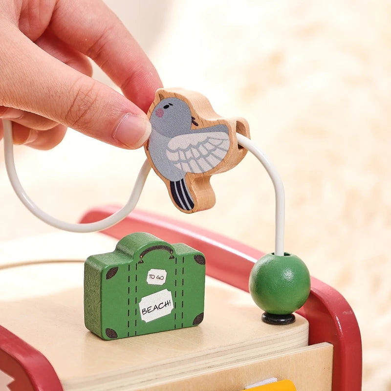 Baby spielt mit Holz Aktivitätsspielzeug Bus – Lernspielzeug für Motorik und Entwicklung