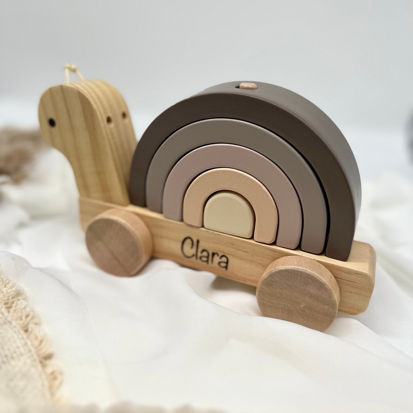 Babyspielzeug Schnecke aus Holz personalisiert als Geschenk zur Geburt