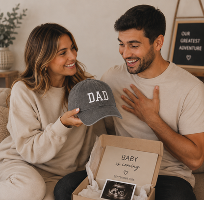 Verwaschen dunkelgraue Baseballcap mit weißem Schriftzug „DAD“ und Vintage‑Look als Schwangerschaftsverkündung 