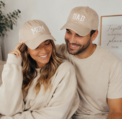 Beige Baseballcap aus Baumwolle mit weißer „MOM“-Stickerei, Seitenansicht und gebogenem Schirm