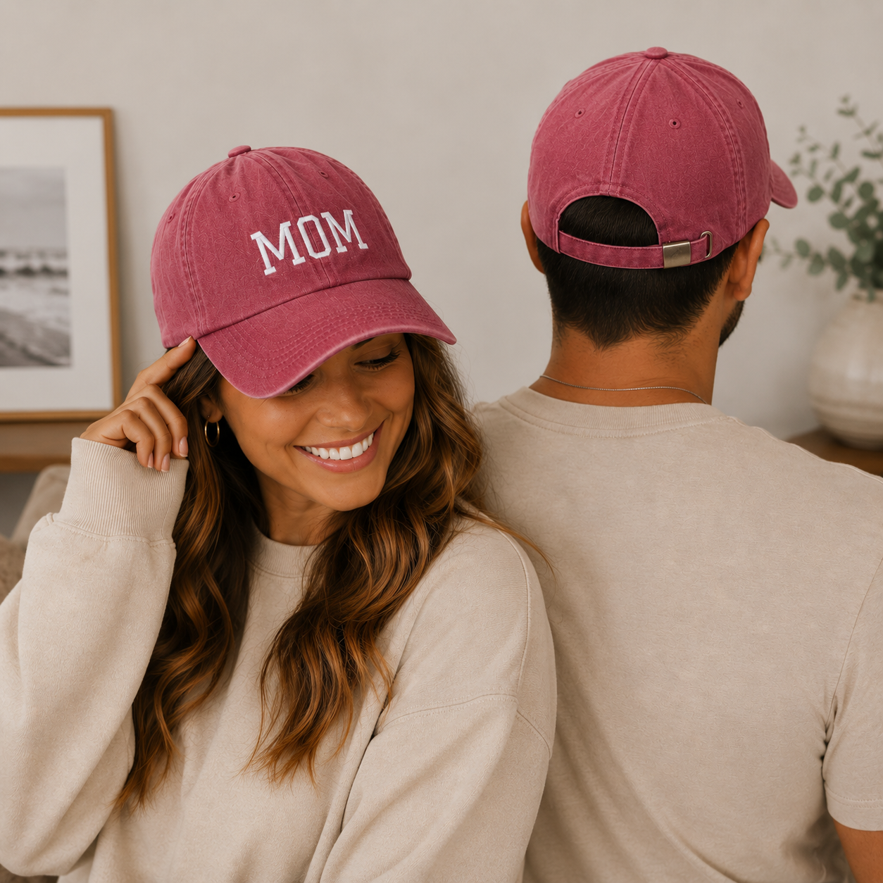 Weinrote Baseballcap mit weißer „MOM“-Stickerei und Vintage‑Effekt