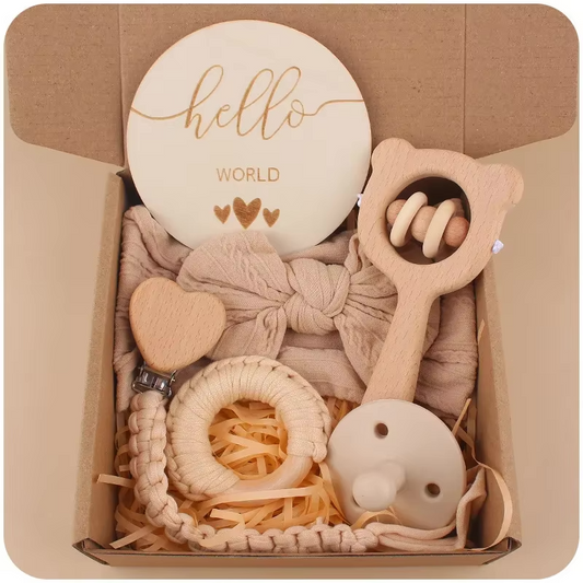 Beiges Baby Geschenkset für Jungen mit Rassel, Beißring, Schnullerkette und Stirnband – liebevoll zusammengestellt und ideal zur Geburt