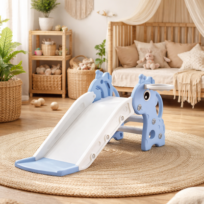 Blaue Kinderrutsche aus Kunststoff im modernen Kinderzimmer im Boho-Stil