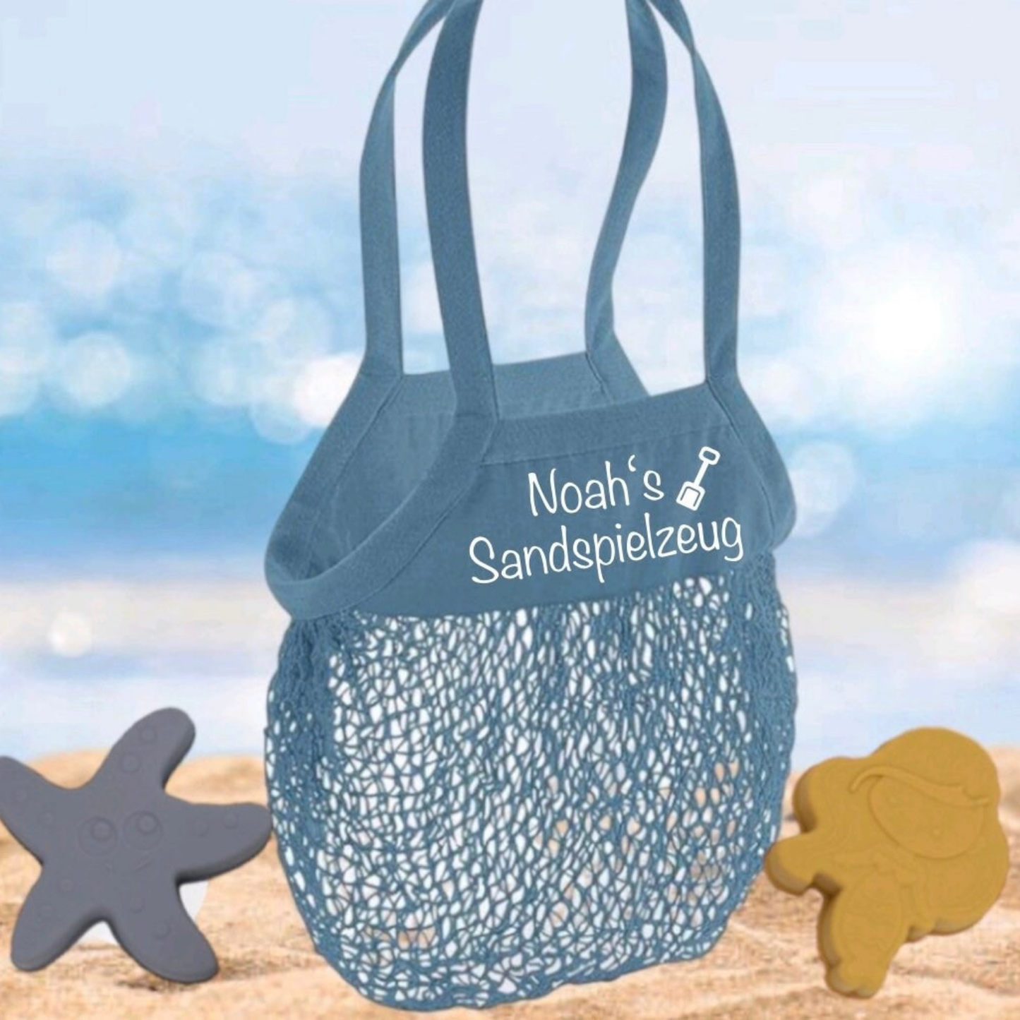 Blaue personalisierte Sandspielzeugtasche mit Namen und praktischem Netzdesign