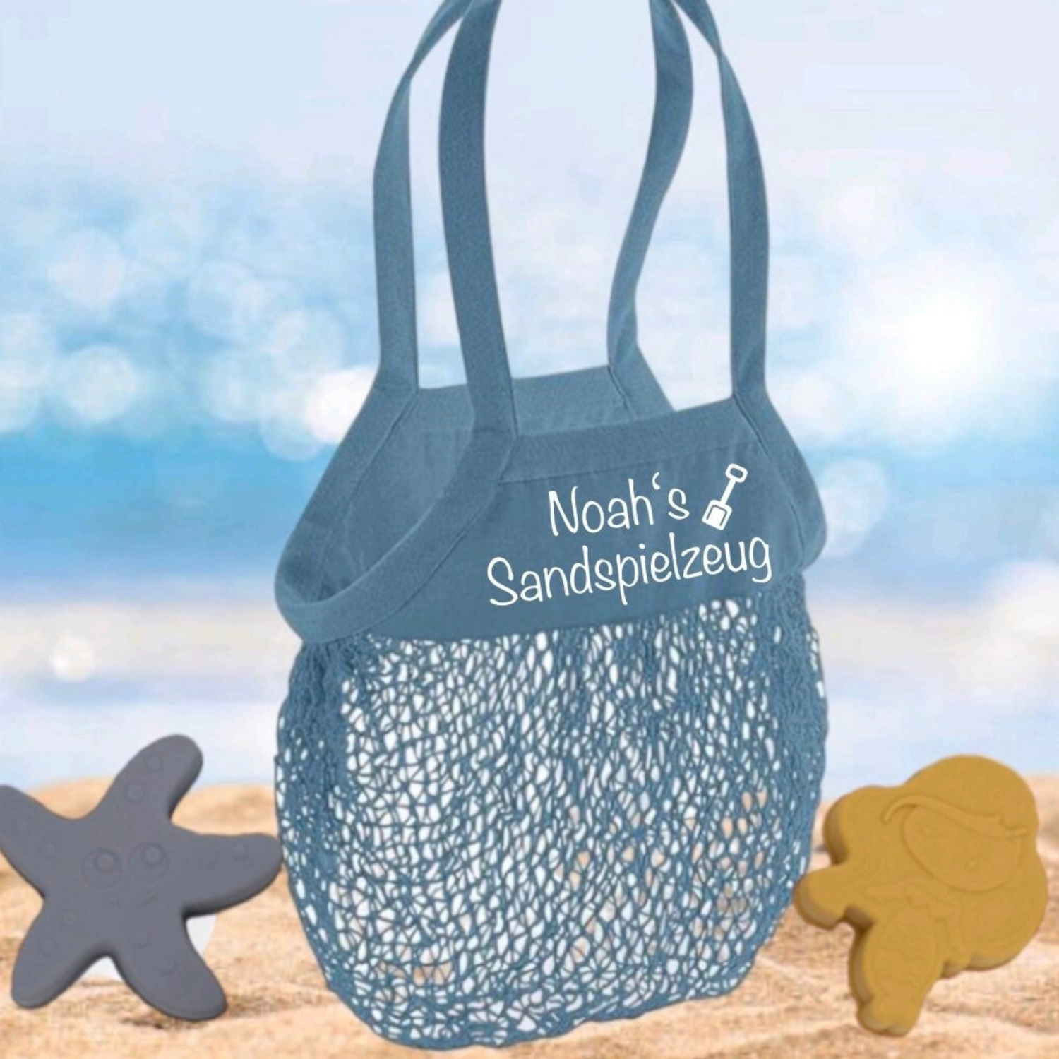 Blaue personalisierte Sandspielzeugtasche mit Namen und praktischem Netzdesign