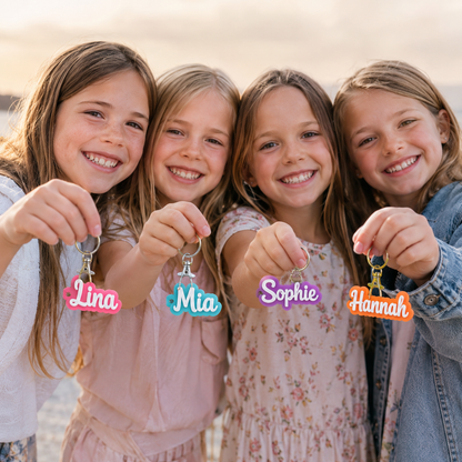 Personalisierter Schlüsselanhänger mit Name – Individueller Namensanhänger in vielen Farben | Geschenk für Kinder, Freunde & Familie