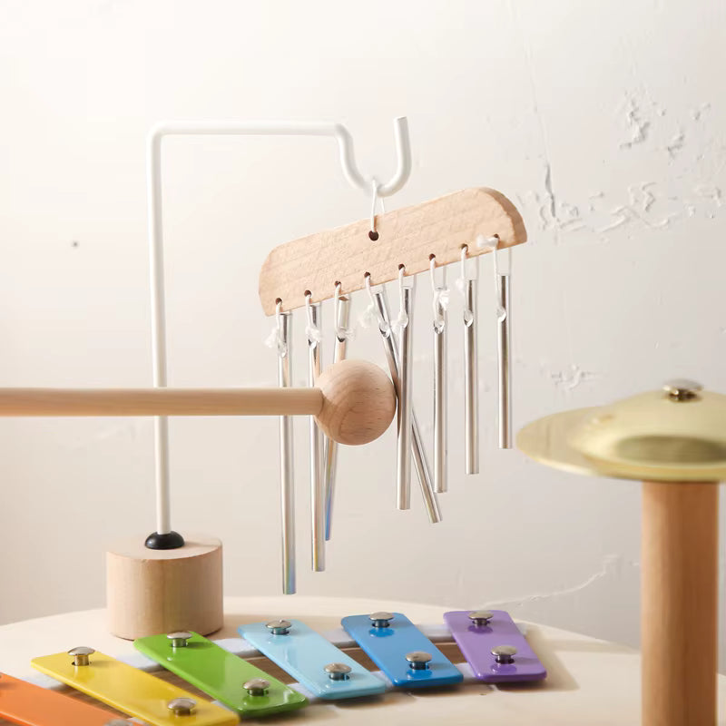 Detailaufnahme Trommel und Klangspiel – Holz-Musikinstrument für Kinder