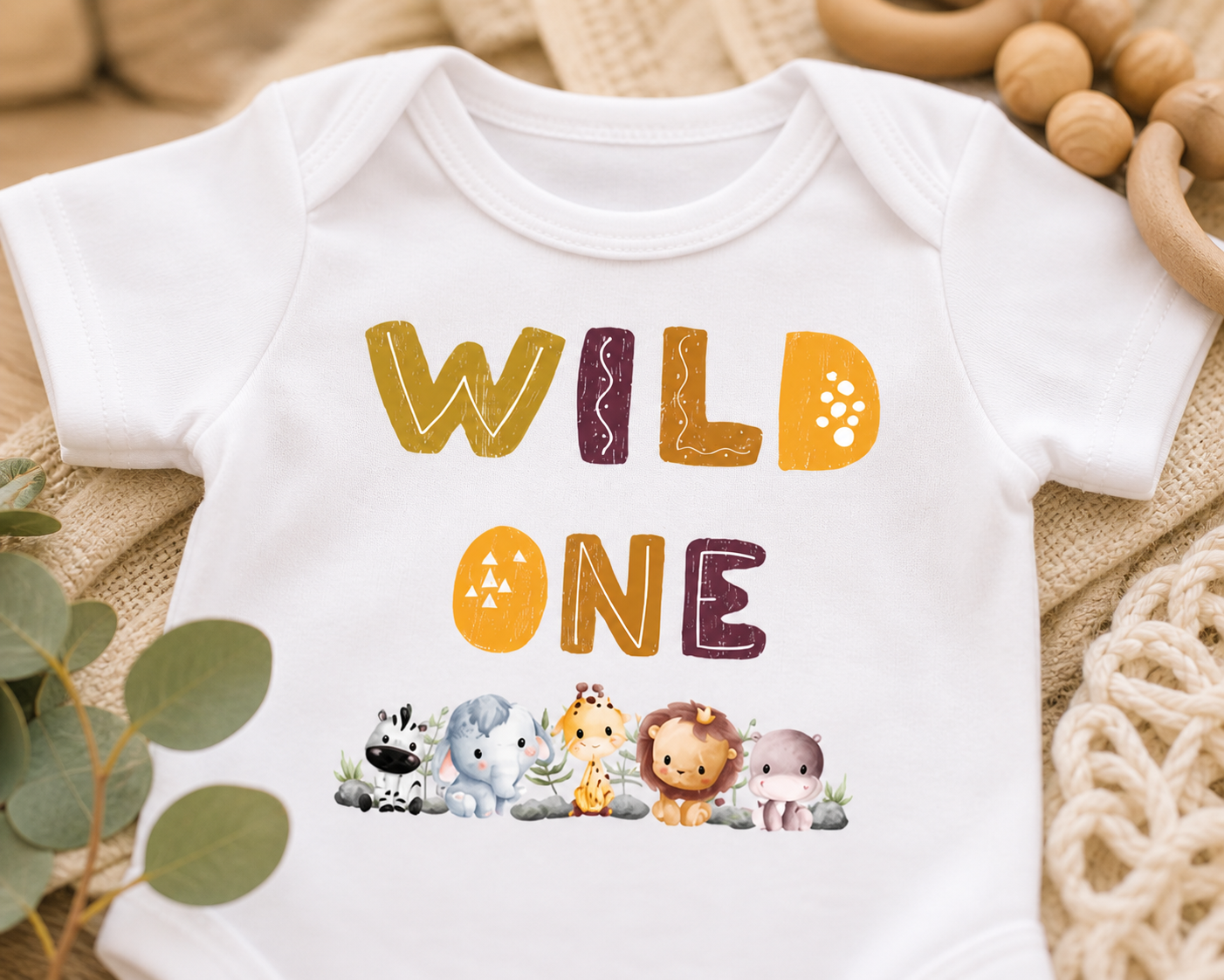 Nahaufnahme vom Wild One Aufdruck mit Safari Tieren auf weißem Babybody