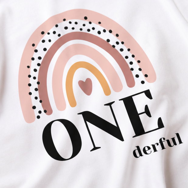 Detailaufnahme vom Onederful Regenbogen Druck auf Baby T-Shirt
