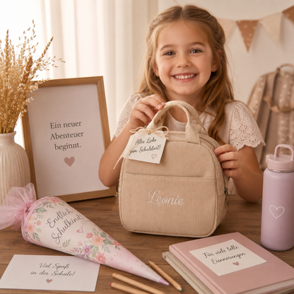 Personalisierte Kühltasche mit Namen als Geschenk zum Schulstart für Mädchen mit Schultüte und Schulmaterialien in warmem Boho-Stil