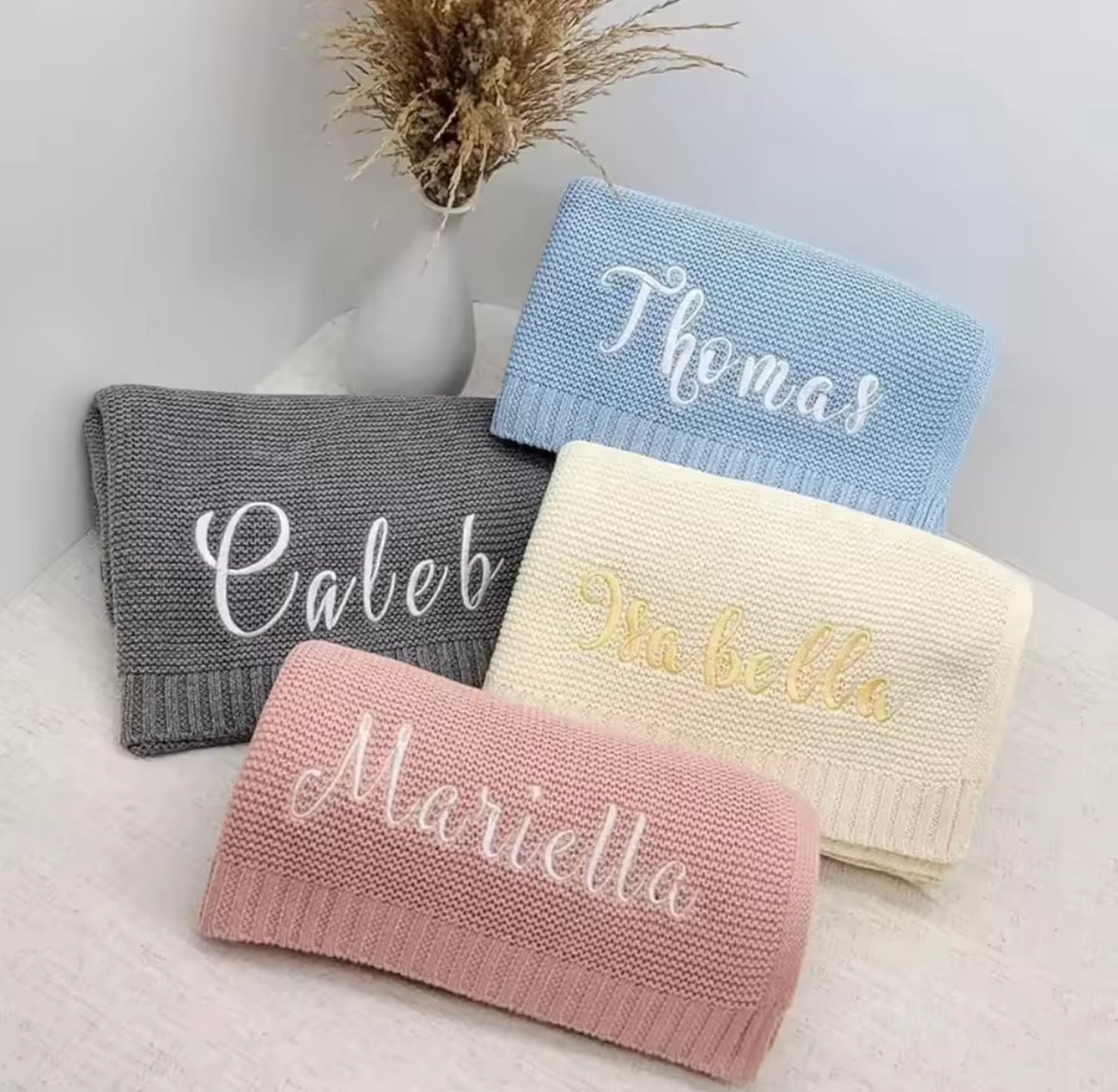 Strickdecke mit Namen bestickt - Perfektes Geschenk zur Geburt oder Taufe