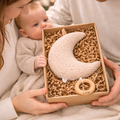 Personalisierte Babyspieluhr als Geschenk zur Geburt in Geschenkbox mit Füllmaterial

