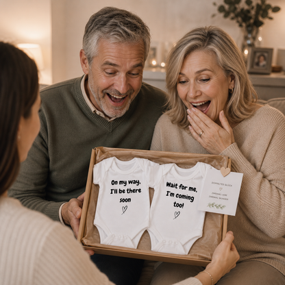 Geschenkidee für Zwillinge verkünden – Baby Bodys im Set für emotionale Schwangerschaftsüberraschung