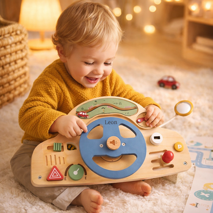 Kind spielt mit graviertem Holzlenkrad im Kinderzimmer, perfektes Geschenk zum 1 Geburtstag