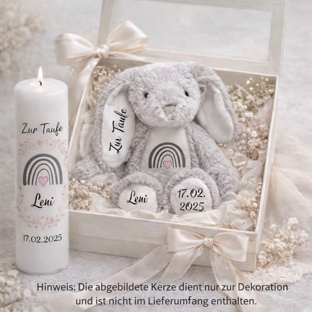 Geschenkbox als Idee mit Kuschreltier Hase Taufdatum und Name bedruckt eines Kindes. Besondere Geschenkidee zur Taufe 