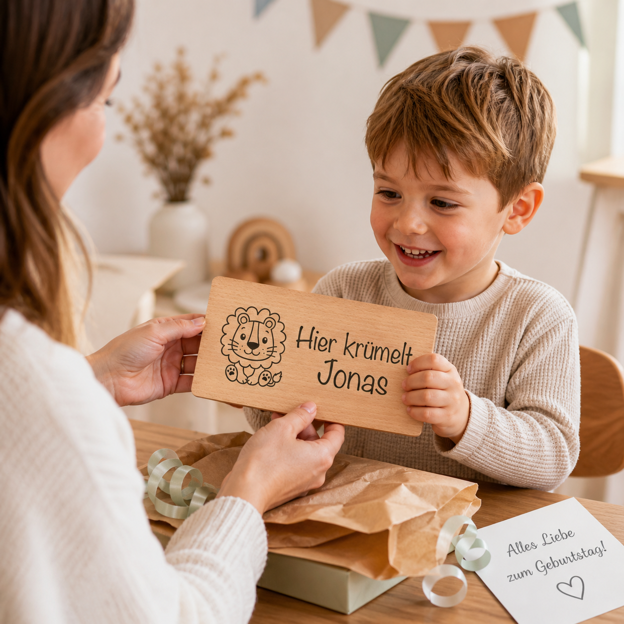 Glückliches Kind mit personalisiertem Holzbrettchen mit Löwe und Namen – liebevolles und individuelles Geschenk