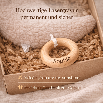 Holzring mit Namensgravur Sophie an personalisierter Babyspieluhr, hochwertige Lasergravur Detailaufnahme