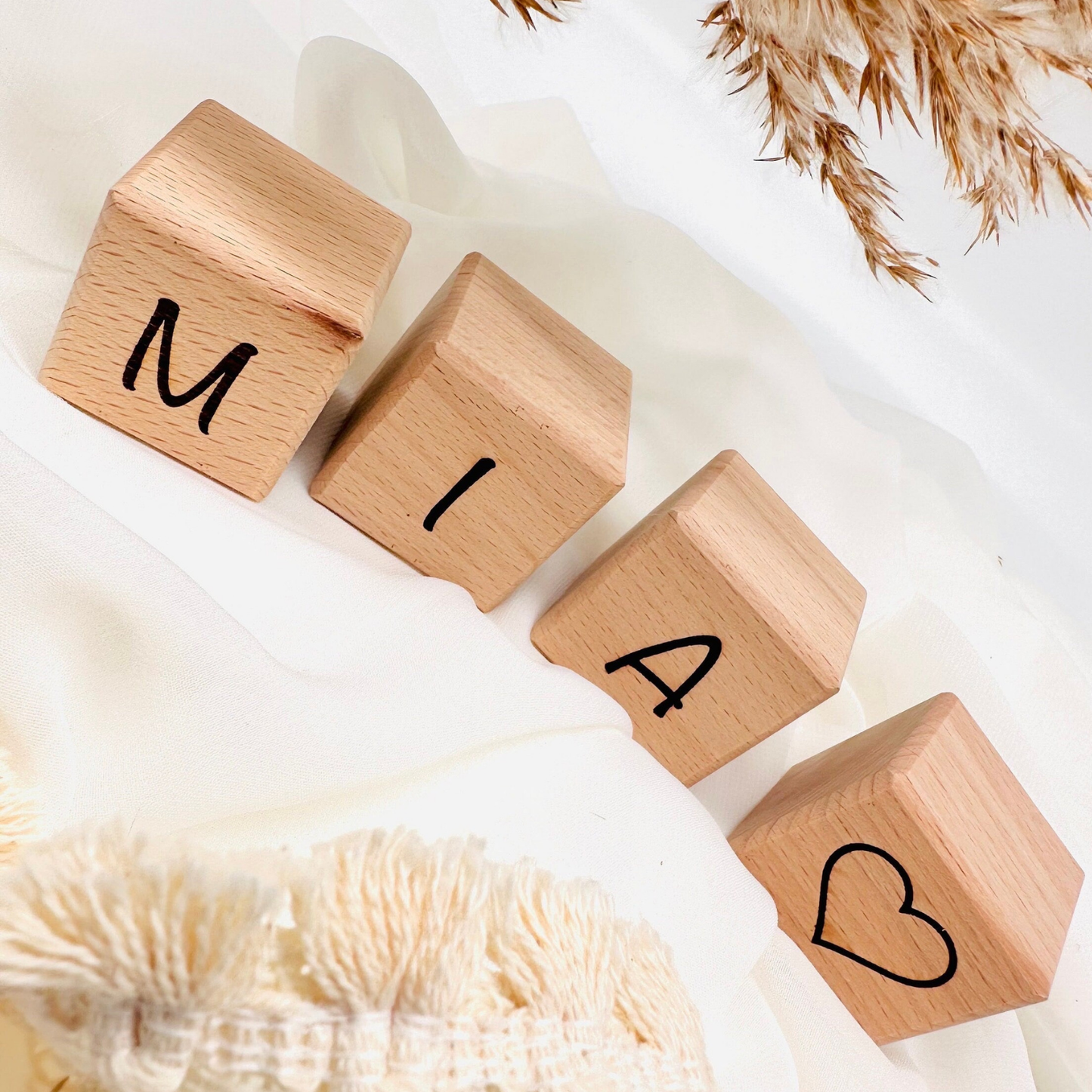 Gravierte Holzwürfel mit Namen – Geschenk zur Geburt aus Holz
