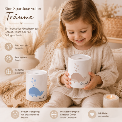 Keramik Spardose mit Wal und Name personalisiert – erhältlich mit beigem oder blauem Wal, hochwertiger Druck und Kunststoffverschluss auf der Unterseite.