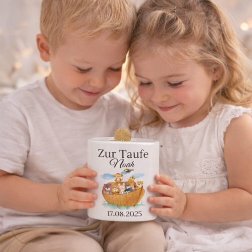     Keramik Spardose zur Taufe mit Arche Noah Motiv, Wunschname und Datum personalisiert – einzigartige Geschenkidee zur Taufe, Geburt oder als bleibende Erinnerung.