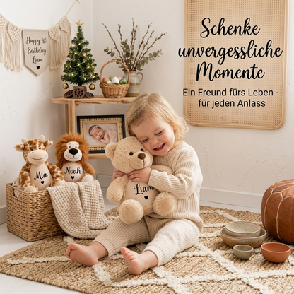 Kind kuschelt mit personalisiertem Kuscheltier mit Namen – individuelles Plüschtier als Geschenk zur Geburt, Taufe und für Babys