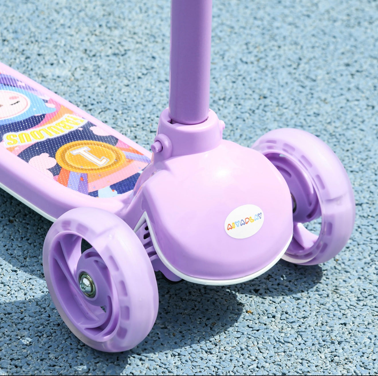Kinderroller mit Wunschname Lia in weißer, geschwungener Schrift auf der Lenkstange. Personalisierter Roller für Mädchen mit leuchtenden Rädern für Fahrspaß im Freien.