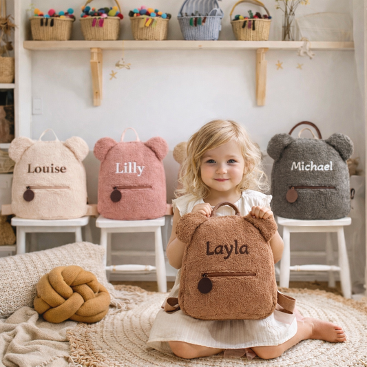 Personalisierter Kinderrucksack mit gesticktem Namen in Braun, Rosa, Beige und Grau. Mädchengeschenk oder Jungengeschenk 