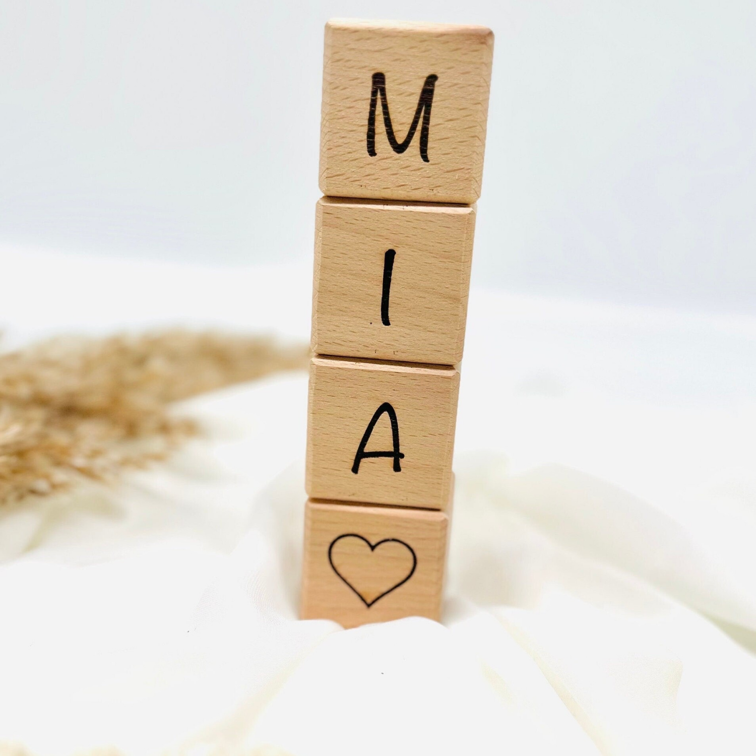 Einzigartige Holzwürfel Personalisiert mit Name und Herz | Babyzimmerdekoration - einzigartigliebe