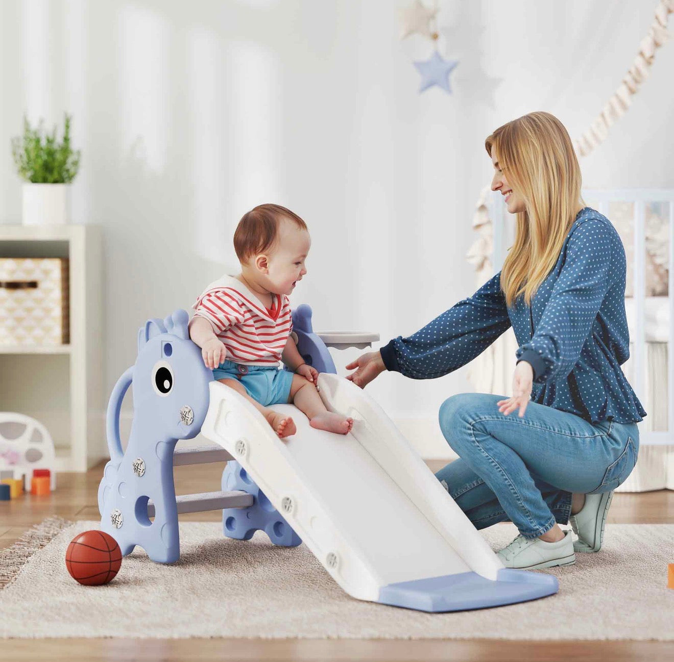 Kleine blaue Rutsche für Kinder im Wohnzimmer mit natürlicher Einrichtung