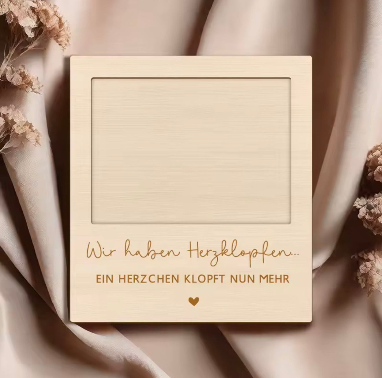 Kreative Baby-Ankündigung mit Ultraschallbild und personalisiertem Holzrahmen für werdende Eltern