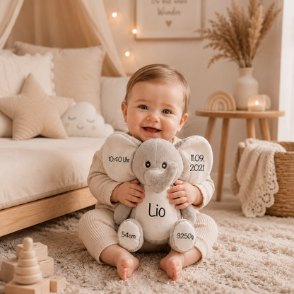 Baby mit Kuscheltier Elefant mit hochwertigem Druck auf Ohren, Bauch und Füßen. Individuelles Babygeschenk mit Name, Geburtszeit, Geburtsdatum, Größe und Gewicht.