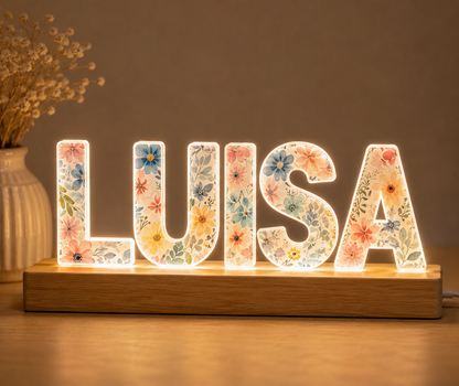     Personalisierte LED Namenslampe Luisa mit Blumenmuster und Holzsockel