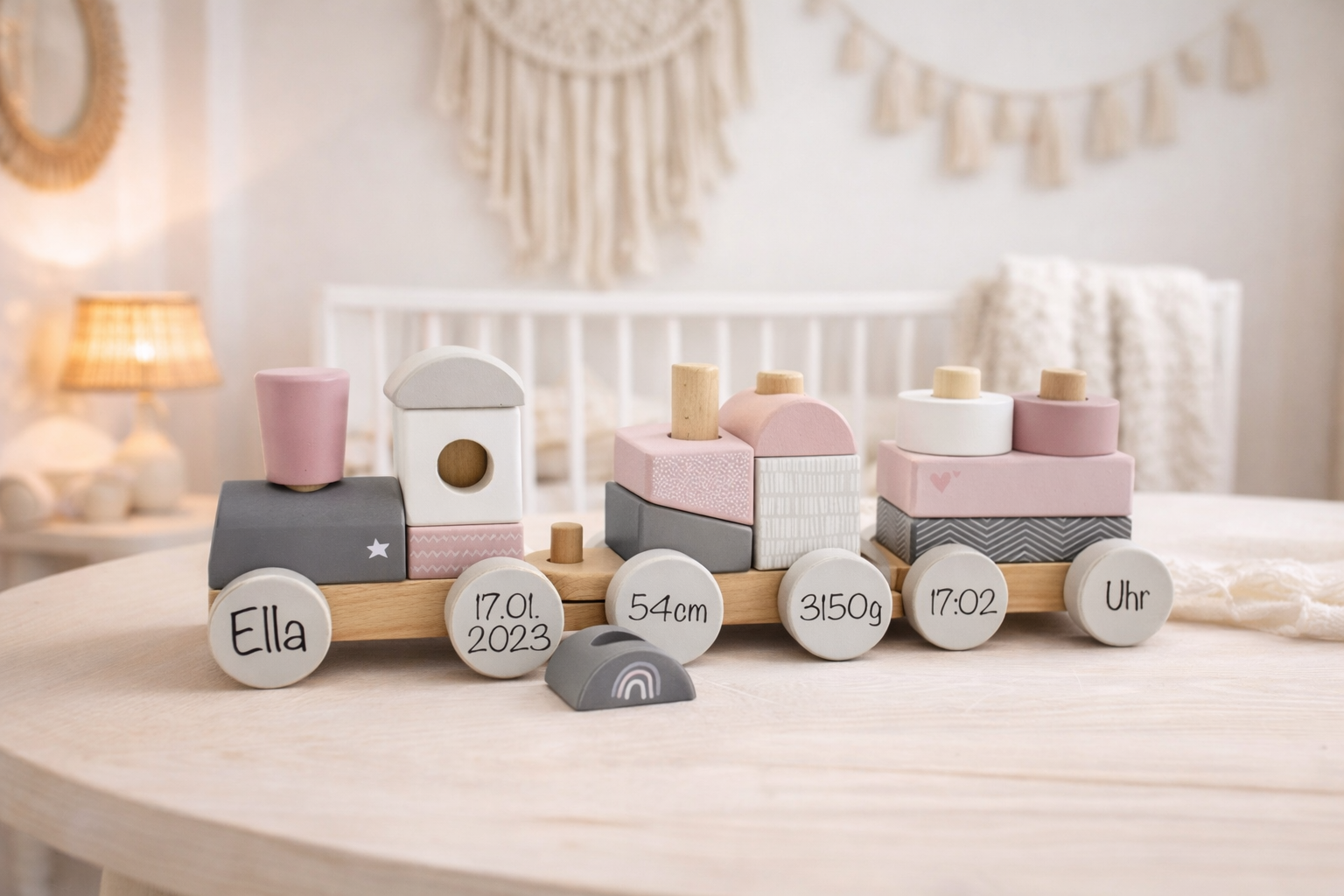 Rosa Holzeisenbahn mit Name und Geburtsdaten - Geschenkidee zur Geburt Babygeschenke