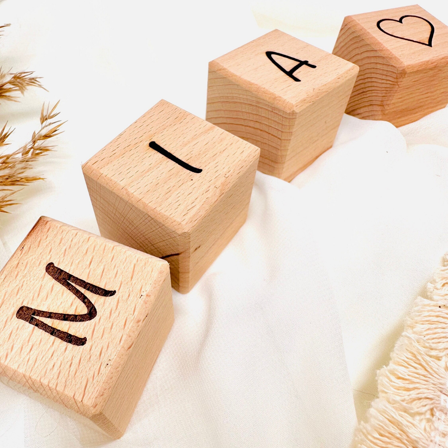 Holzwürfel mit Geburtsdaten und Namen – Babygeschenk personalisiert