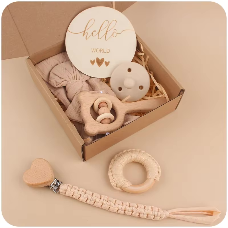 Neutral gehaltenes Baby Geschenkset in Beige mit Rassel, Beißring, Stirnband und Schnullerkette – ideal für Mädchen oder Jungen, stilvoll und personalisierbar