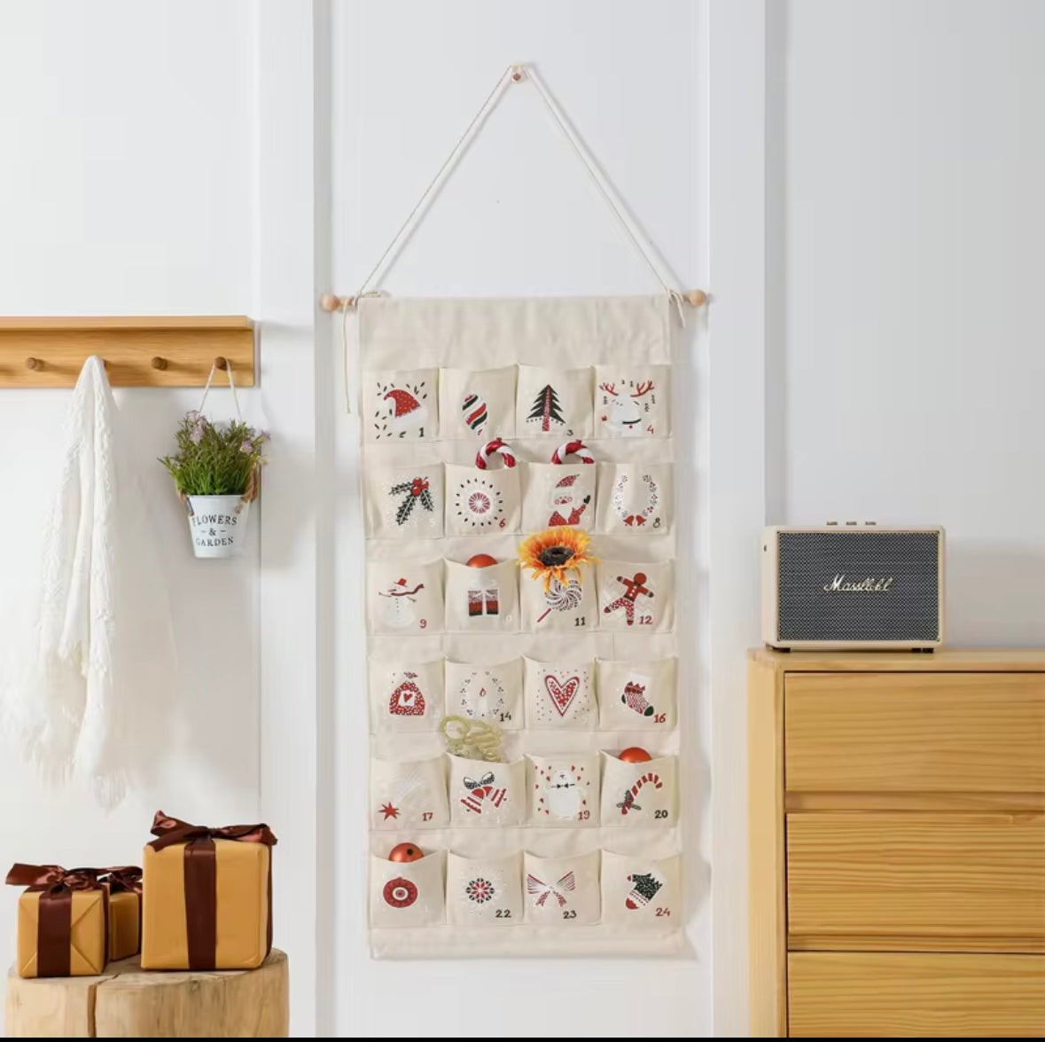 Neutraler Adventskalender mit schönen weihnachtlichen Motiven in Rot und Grün