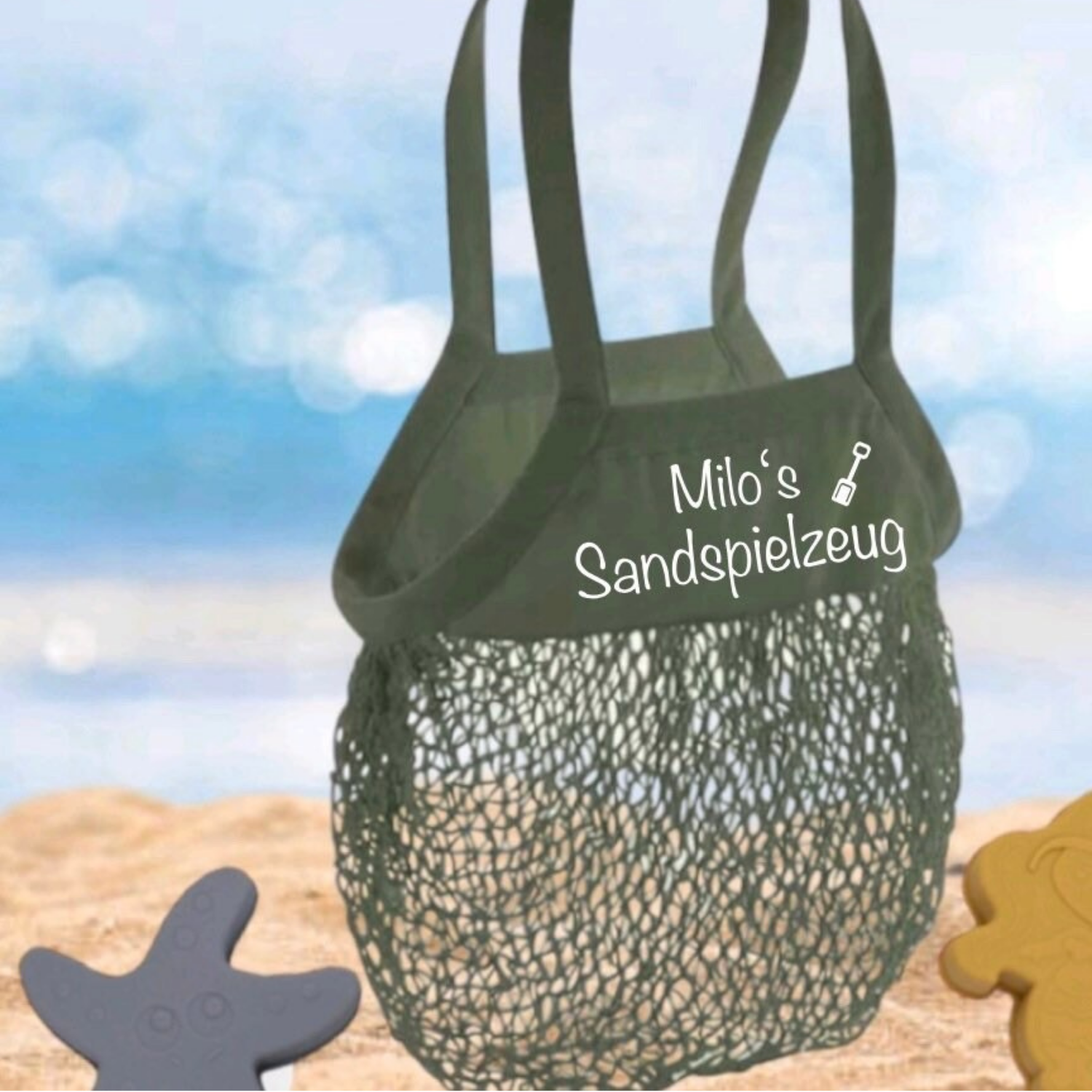 Olivgrüne Netz Tasche für Sandspielzeug mit personalisiertem Aufdruck für Kinder