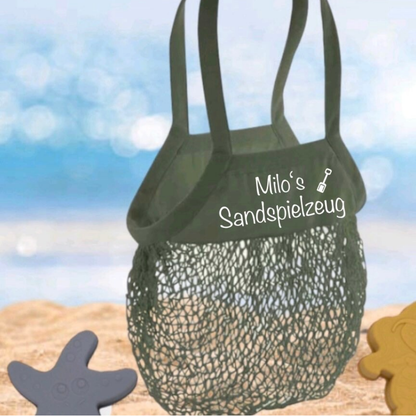 Olivgrüne Netz Tasche für Sandspielzeug mit personalisiertem Aufdruck für Kinder